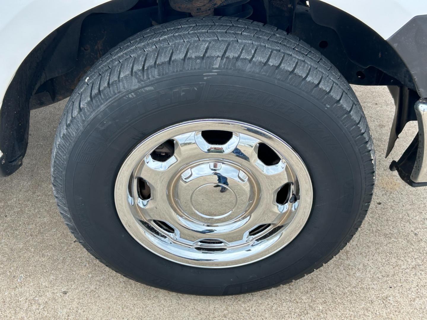 2014 White /Gray Ford F-150 (1FTEX1CMXEK) with an 3.7L V6 DOHC 24V engine, 6-Speed Automatic transmission, located at 17760 Hwy 62, Morris, OK, 74445, (918) 733-4887, 35.609104, -95.877060 - 2014 FORD F-150 XL SUPERCAB 6.5-ft. BED 2WD 3.7L V6 FEATURES KEYLESS REMOTE ENTRY, POWER LOCKS, POWER WINDOWS, AM/FM STEREO, SIRIUS XM STEREO, CD PLAYER, AUXILLARY PORT, HANDS-FREE BLUETOOTH CALLING, CRUISE CONTROL, TRACTION CONTROL, MULTI-FUNCTIONING STEERING WHEEL CONTROLS. HAS 175,444 MILES WITH - Photo#27